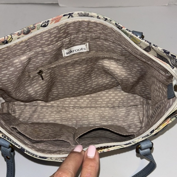 SAKROOTS LIGHT BLUE FLORAL AND BIRD TOTE VYNYL MATERIAL CREAM BREAM BACKGROUND - Picture 3 of 16